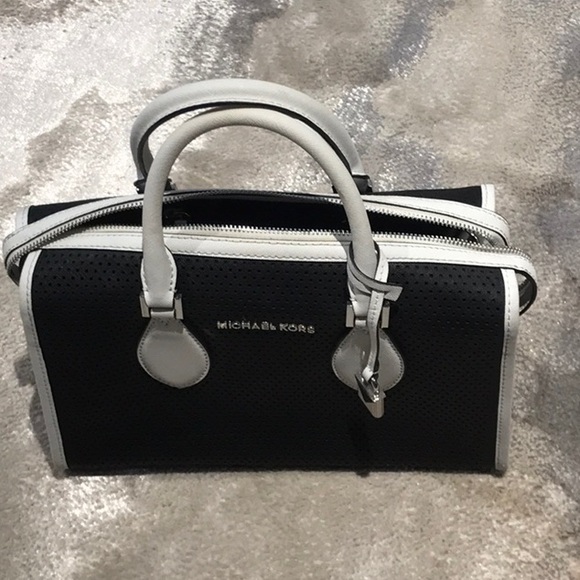 Micheal kors purse - Picture 1 of 3